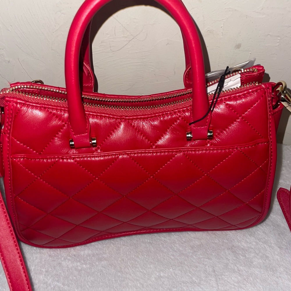 NWT Stunning Steve Madden Red Quilted Handbag w/ NYC theme charms & adj. strap - Picture 3 of 9